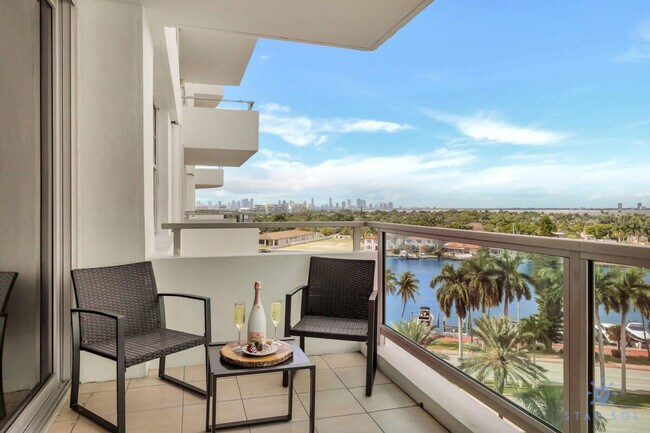Foto del edificio - 5151 Collins Ave