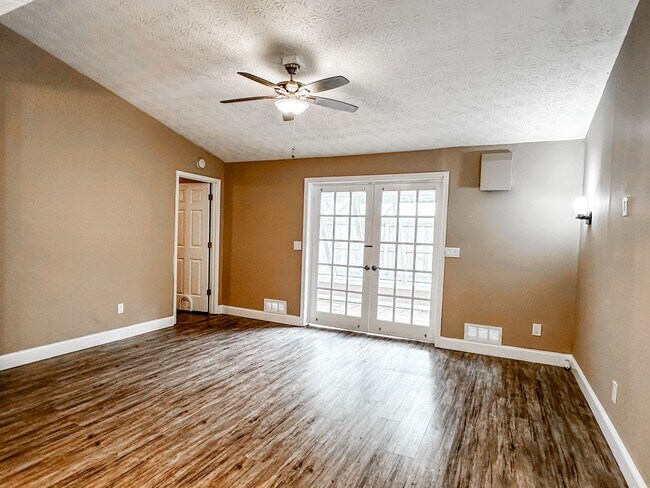 Building Photo - 3/2 Townhome in Downtown Woodstock