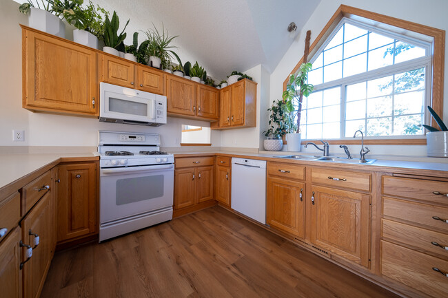 Building Photo - 16252 Parkview Dr SE