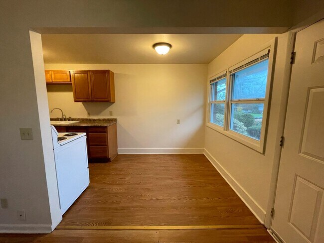 Building Photo - Cozy 1 bedroom available in Woodlawn