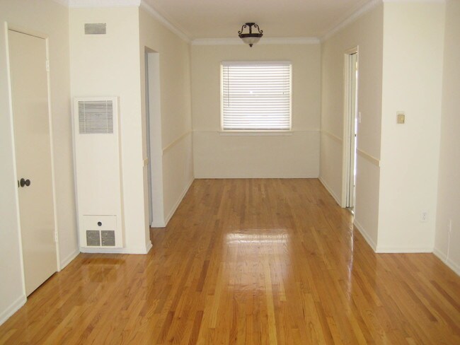 Building Photo - 2144 N Beachwood Dr
