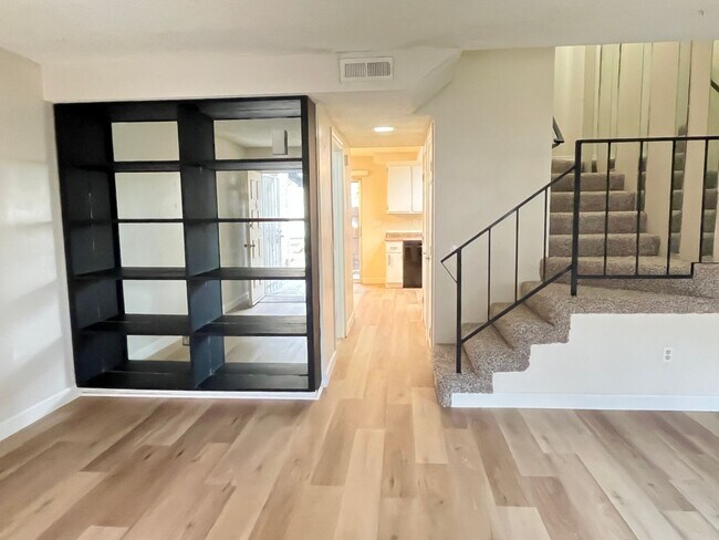 Building Photo - Spacious 2 bedroom, 1.5 bath townhouse for...