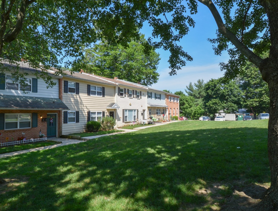 Primary Photo - Rolling Glen Townhomes and Apartments