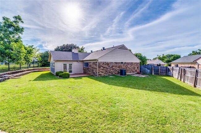 Foto del edificio - 5100 Hilltop Ct
