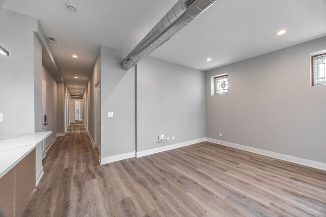 Foto del edificio - 2401 N Kedzie Blvd
