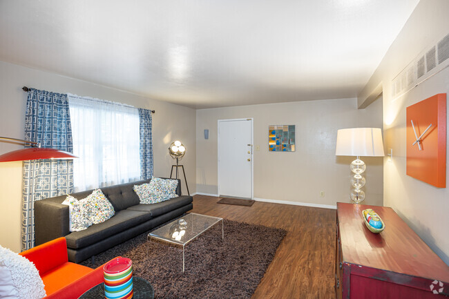 2BR,1BA - 860SF-Hardwood & Carpet Floors Available - Covington Place Apartments