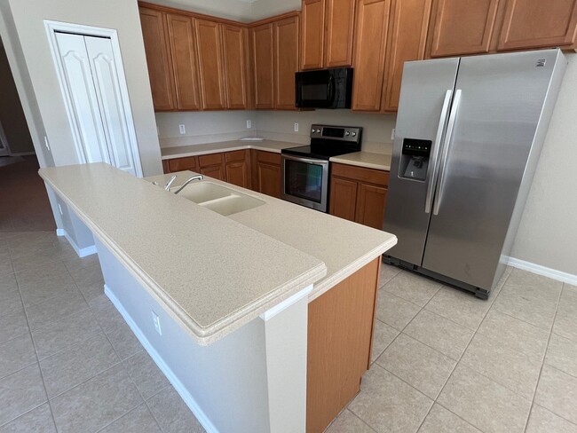 Building Photo - Beautiful 4 Bedroom 3 Bathroom Lake View H...