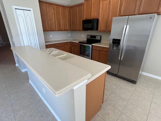 Foto del edificio - Beautiful 4 Bedroom 3 Bathroom Lake View Home in Gated Community of Timber Isle