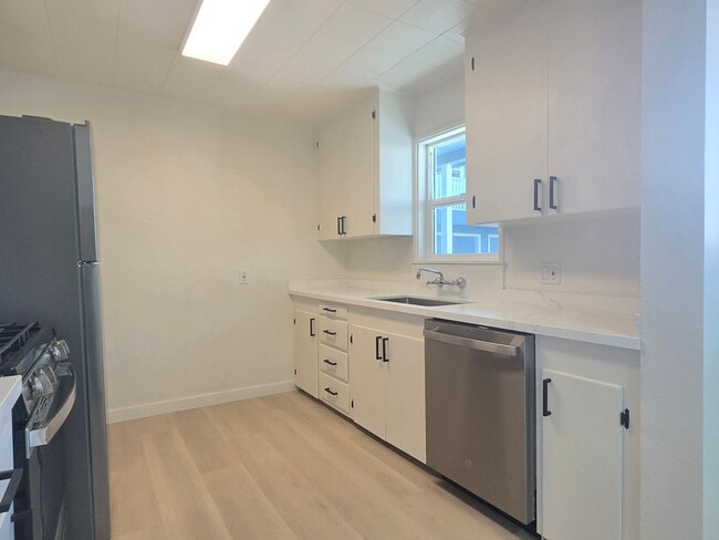 Building Photo - 675 Johanna Ave