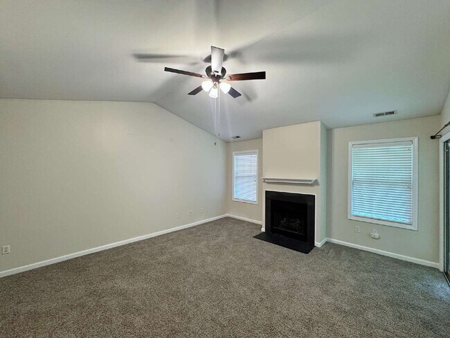 Foto del edificio - Beautiful 2 Bedroom Condo in Cary!