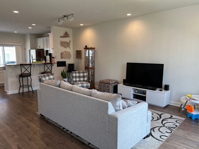 Building Photo - Gorgeous Townhome Offering 6 Month Lease