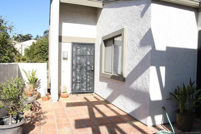 Building Photo - 2322 Caminito Cala