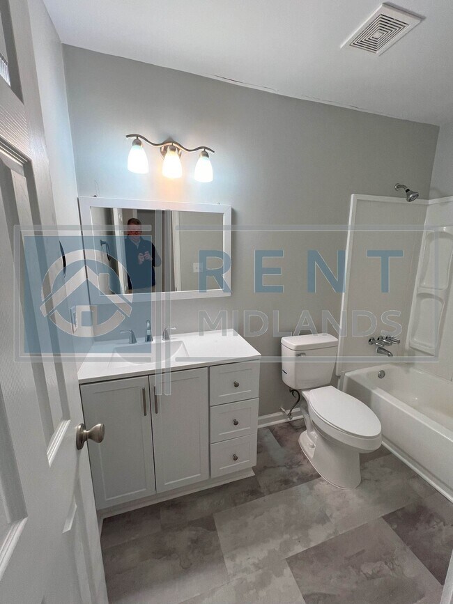 Foto del edificio - COMING SOON: Newly Renovated 2 Bedroom Apa...