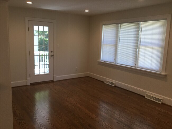 Building Photo - 2 Bed 1 Bath Renovated Home Forest Hill Pa...