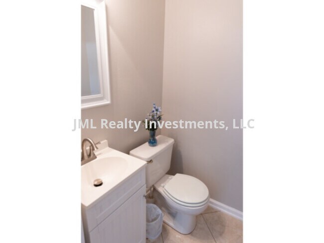 Foto del edificio - 3 Bedroom 2 story home in the heart of Lak...