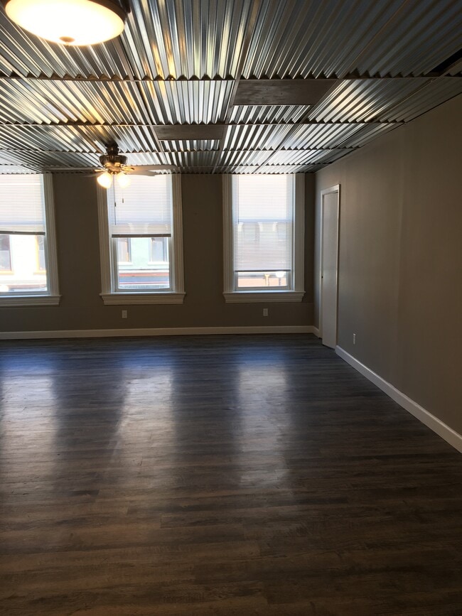 Building Photo - 408 N Main St