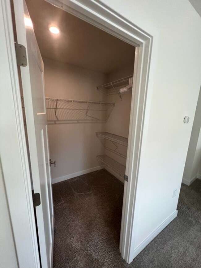 Building Photo - FULLY FURNISHED high-end beautiful 3 bedro...