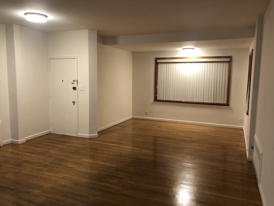 Foto principal - 1064 E 15th St