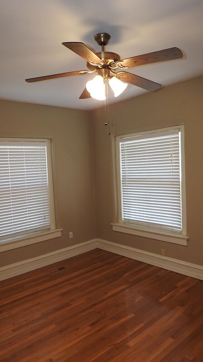 Building Photo - Cozy 1 bedroom and 1 bath apartment with a little office room apartment downtown, located on E 26...