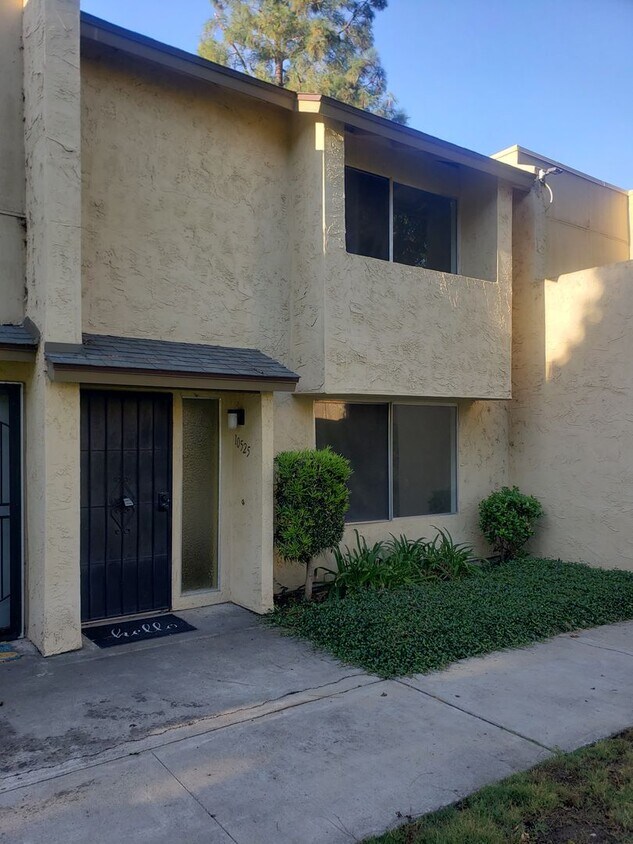 Primary Photo - Bright Newly Renovated Townhome