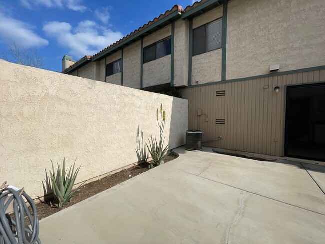 Building Photo - 2 story Townhouse