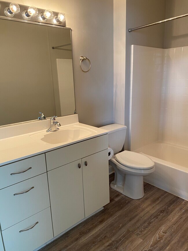 Main Floor Full Bath - 1550 N Warren Ave
