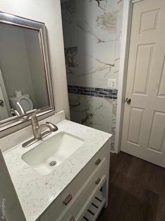 Foto del edificio - WELCOME TO THIS BEAUTIFULLY UPDATED, LIGHT-FILLED RANCH HOME IN TROY 4 BEDROOMS 2 BATHS SITTING O...