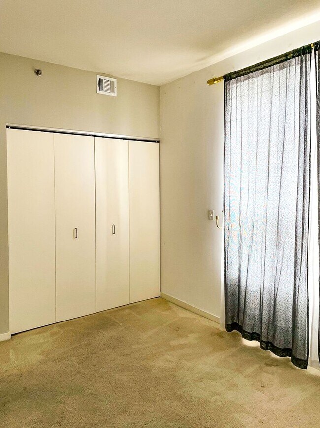 Foto del edificio - 21st Floor Corner Unit | Downtown Luxury Living w/ Balcony, Parking & Amenities