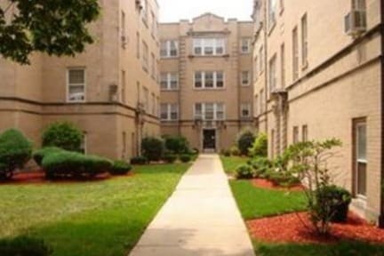 Building Photo - 808 Forest Evanston Il 60202