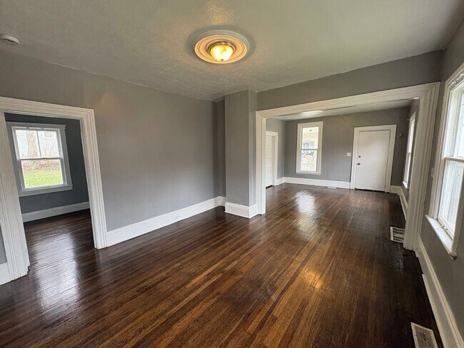 Foto del edificio - Three bedroom one bathroom single story home for rent