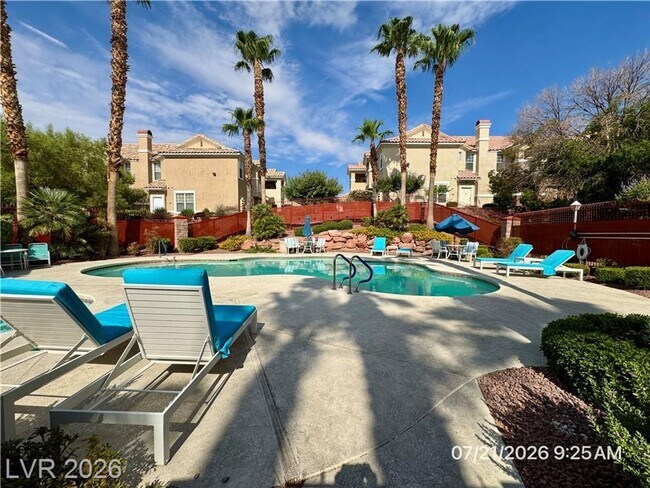 Foto del edificio - Stylish Condo with Fireplace, Walk-In Closet, & Community Pool