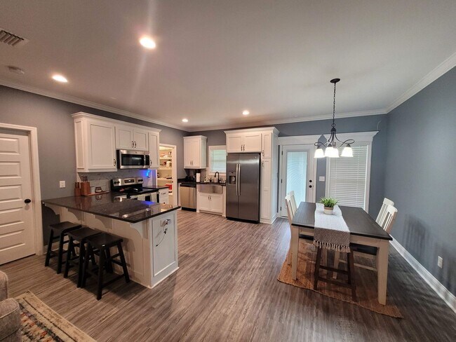 Foto del edificio - Elegant 4-Bedroom Home with Gourmet Kitchen, Luxurious Primary Suite & Fenced Yard in Hahira!