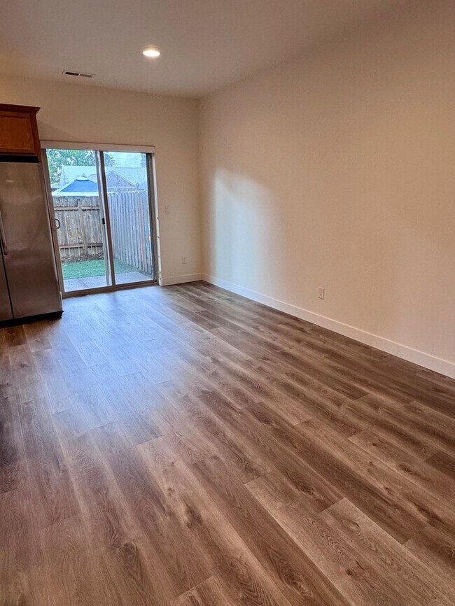Foto del edificio - Beautiful Home with LVP Flooring, SS Appli...