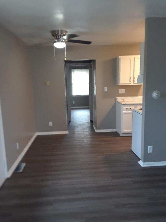 Foto del edificio - 2 bedroom 1.5 bath triplex