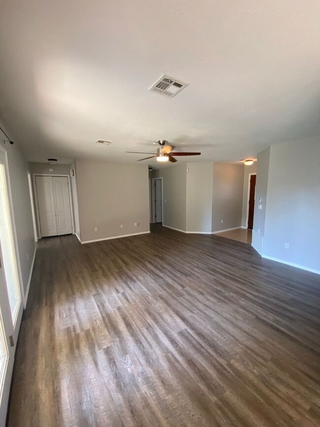 Foto del edificio - Beautiful 3 bedroom 2 bathroom home now available!!