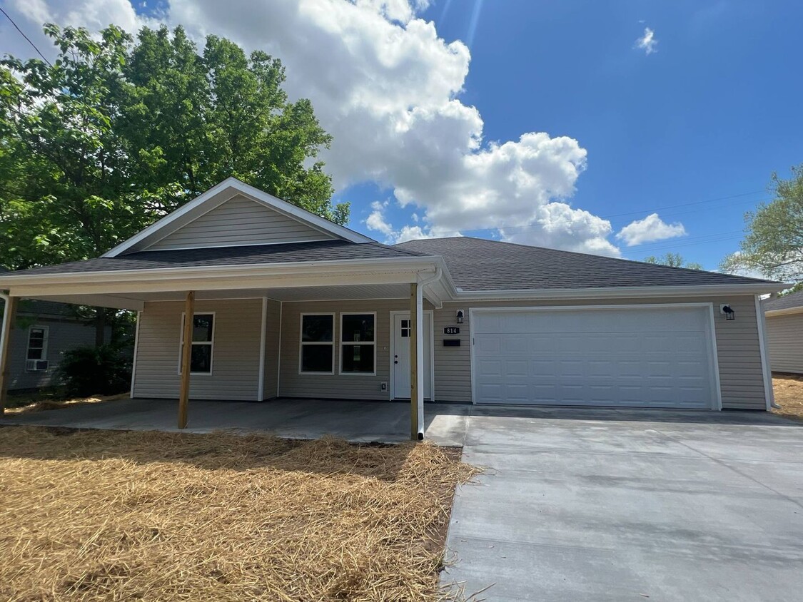 Primary Photo - Brand New Build: 3 bedroom / 2 bathroom Sp...