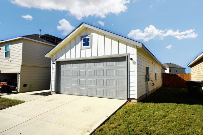 Building Photo - Stylish Move-In Ready Home in Rosillo Ranch, San Antonio, TX - Realtor Commission: $400