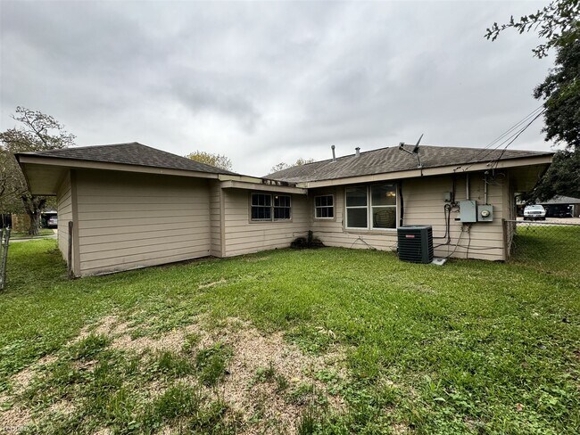 Foto del edificio - 4 br, 1 bath House - 1502 Hankamer Ave