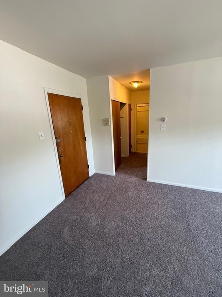 Building Photo - 910 Fox Chase Rd