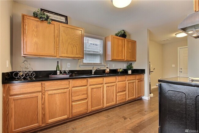 Building Photo - Charming craftsman home with a large lot a...