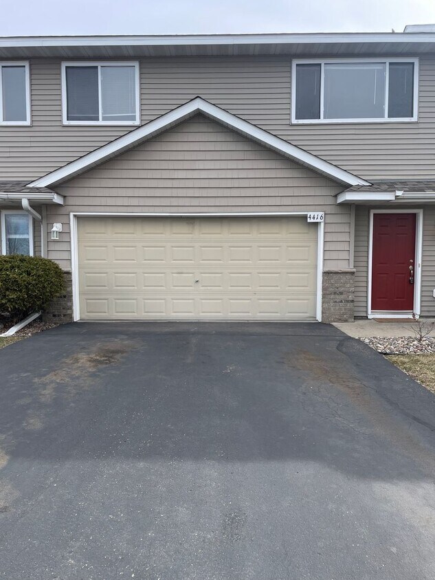 Newly Renovated 3 bed 2 bath 2 car garage Alquileres en Shakopee, MN
