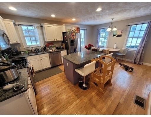 Building Photo - 10 Charnstaff Ln