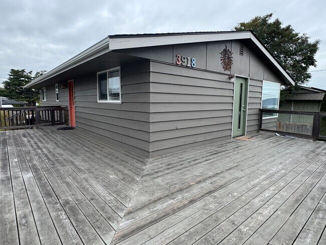 Building Photo - 3 Bed, 2 Bath, 2 Livingroom's with VIEW