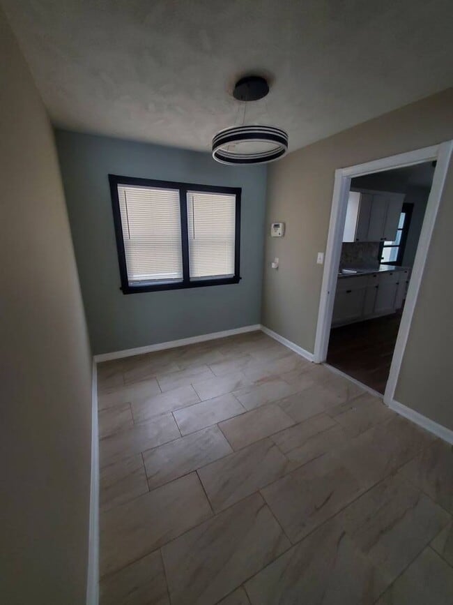 Building Photo - Charming 4-Bedroom Property in Prime Location