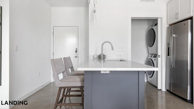 Foto del edificio - 5511 Caprock Smt Dr