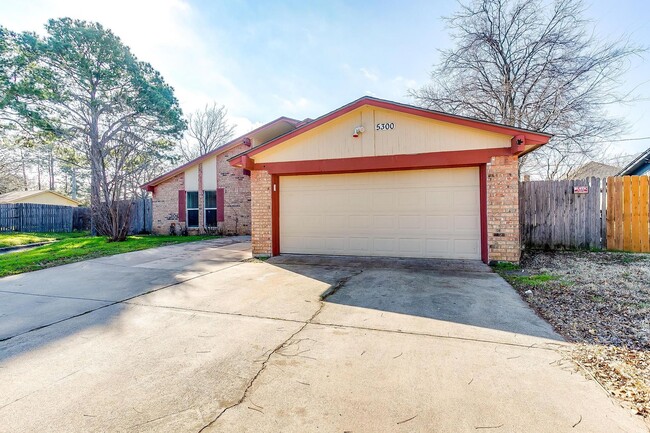 Building Photo - Great 3 Bedroom, 2 Bath, Brick Home in Gre...