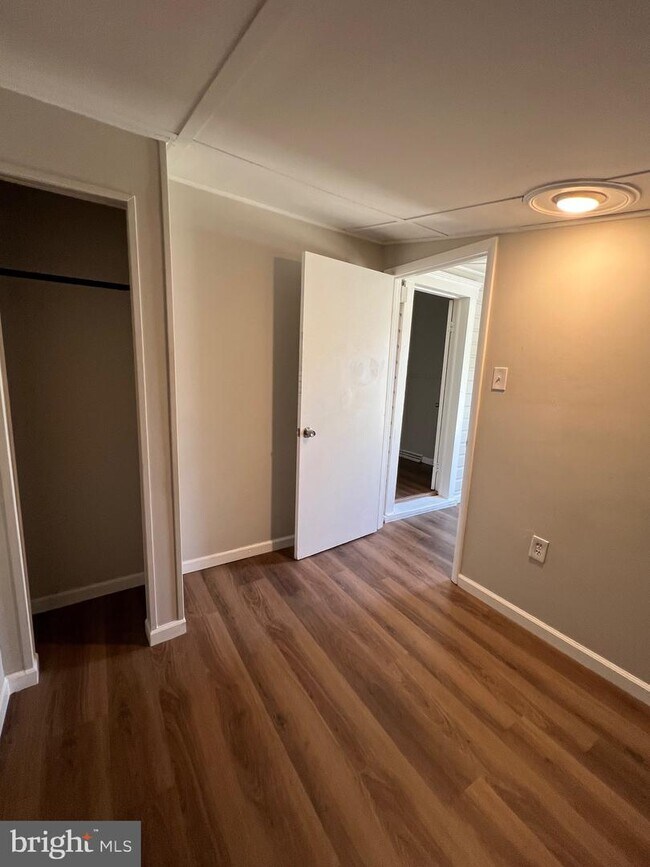 Building Photo - 327 Kerns St