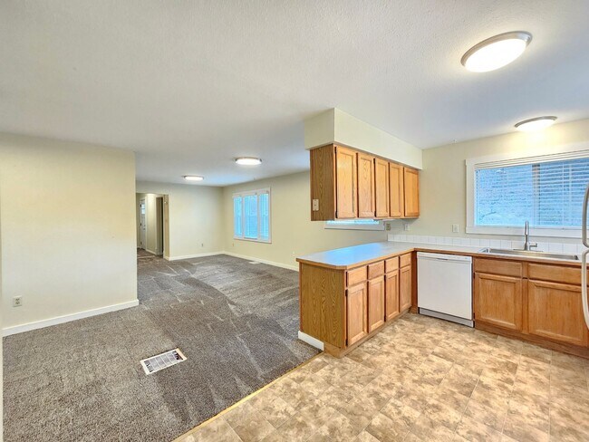 Foto del edificio - $1,650 - 2 Bed / 1 Bath Spacious House in Latah Valley Neighborhood