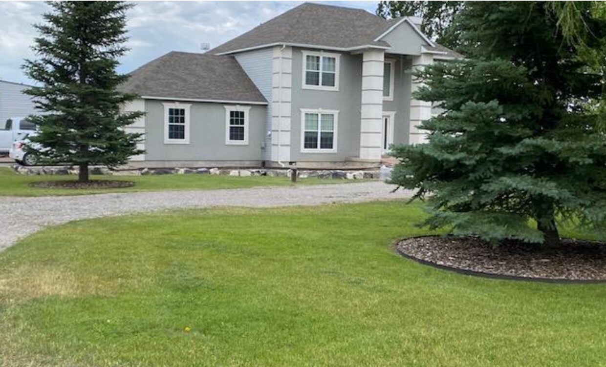 Primary Photo - 4 Bed 2.5 Bath Plus Shop