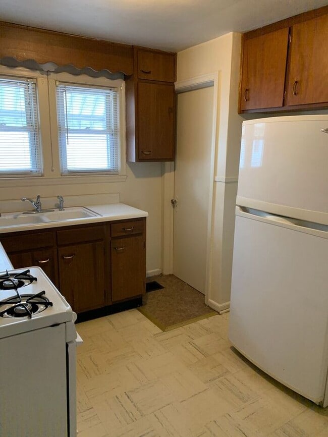Building Photo - Take a look at this adorable 2 bed Home.